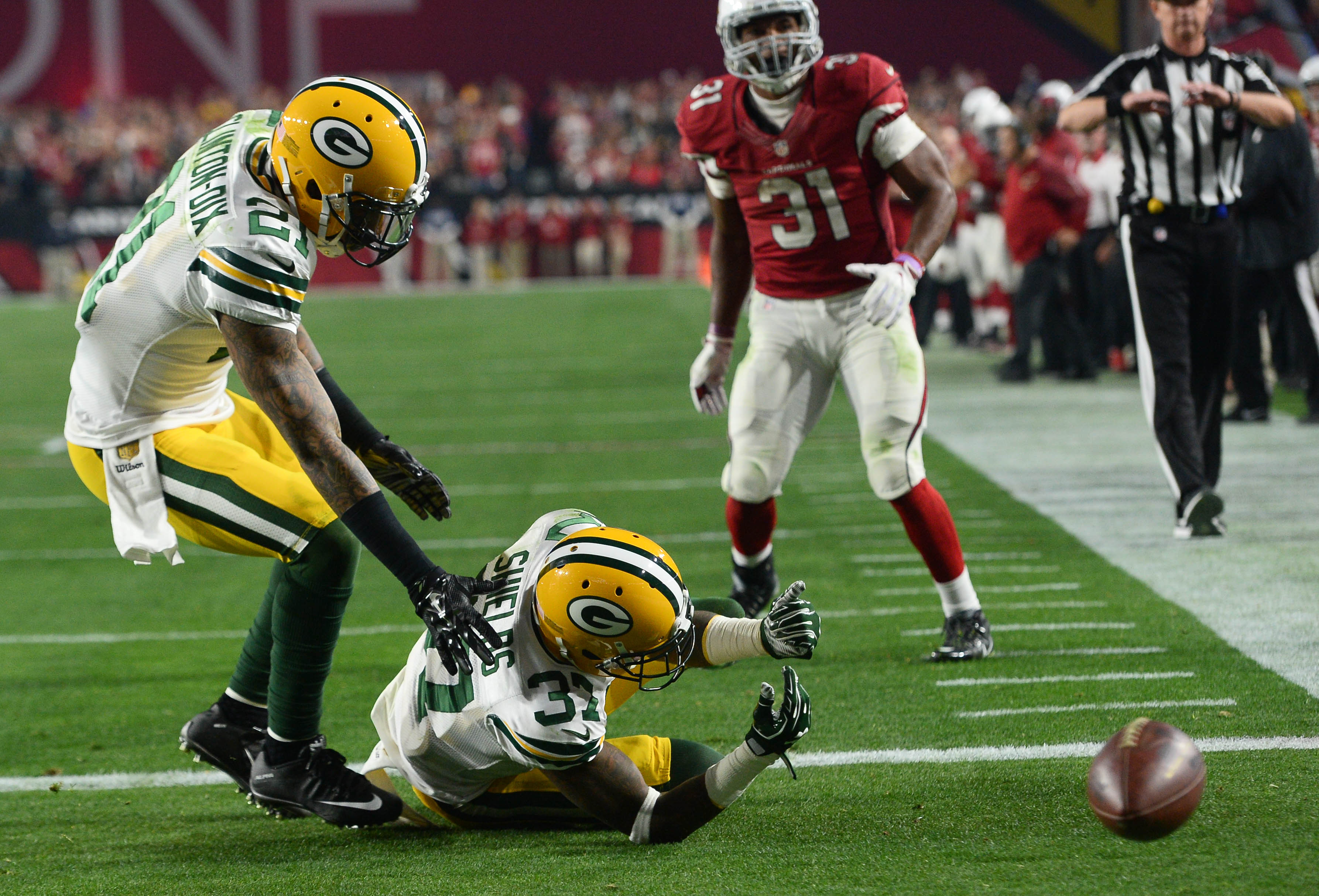 Jeff Janis holds up ball after Hail Mary catch, AP photo