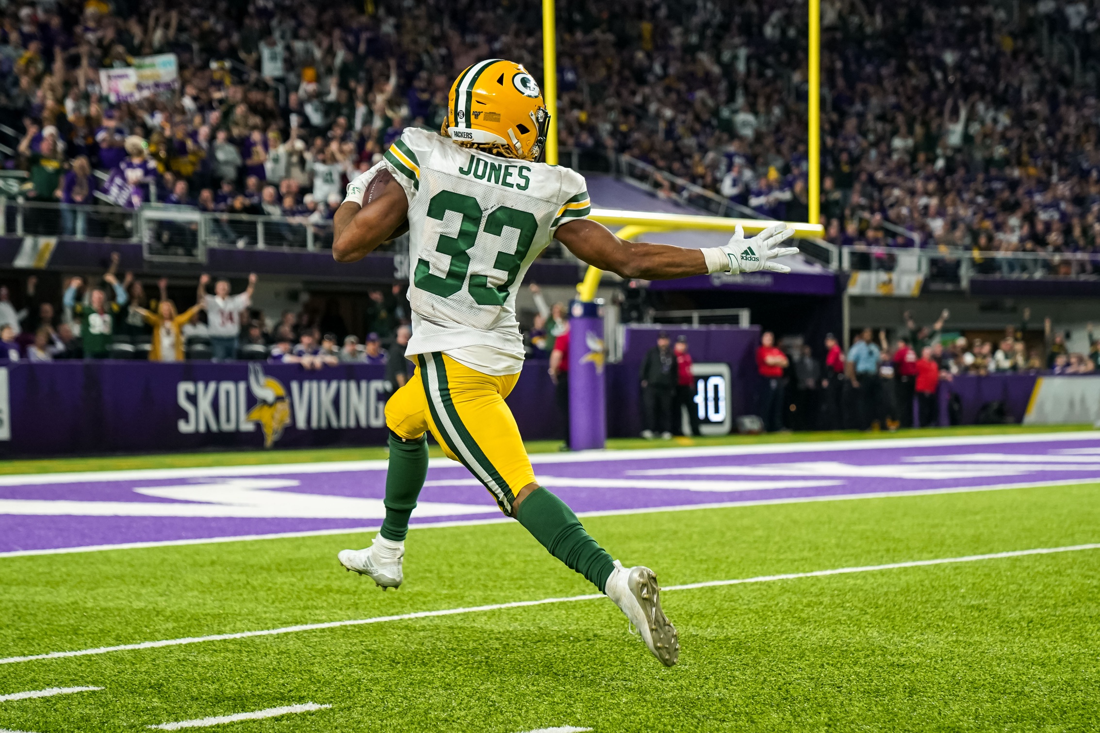 Packers' Aaron Jones pays homage to Marshawn Lynch on touchdown run