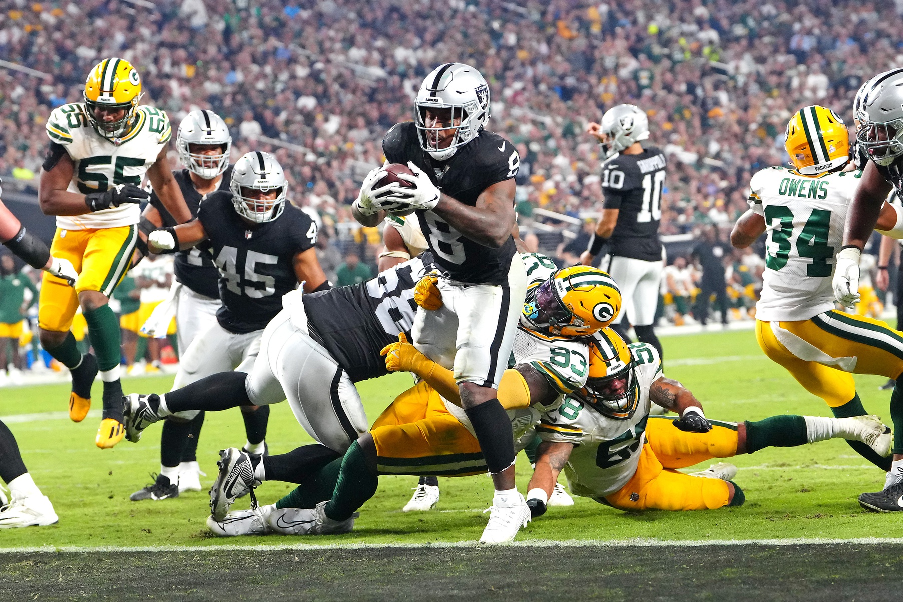 Las Vegas Raiders: Is offense now a priority at pick No. 17?
