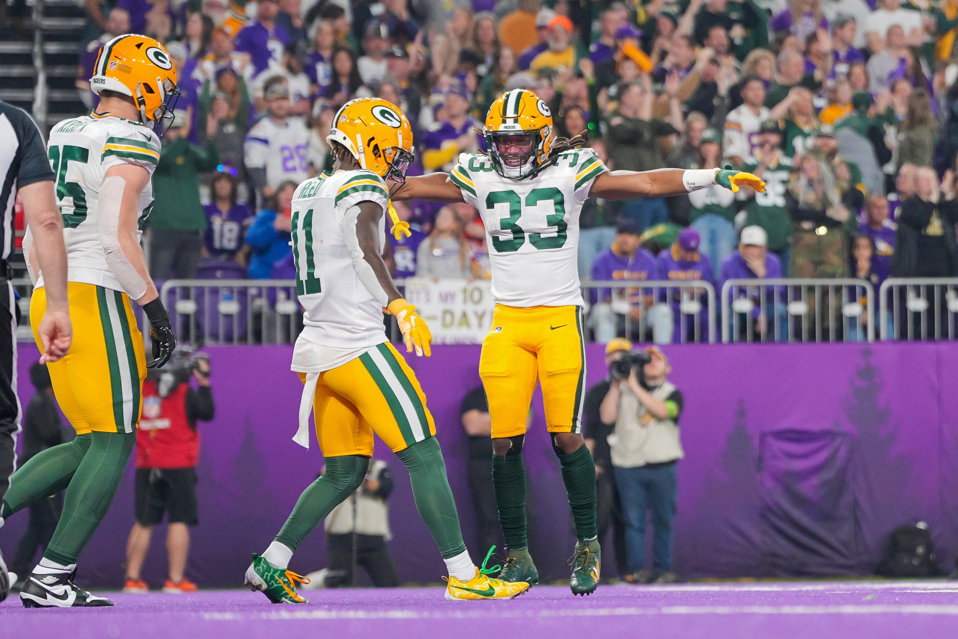 Packers take control of playoff spot as they cruise past Vikings 33-10