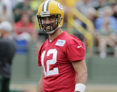 Aaron Rodgers' focus away from contract talks and on teammates, leadership
