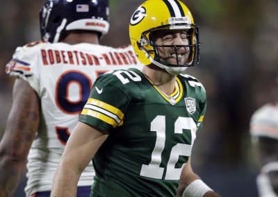 Aaron Rodgers, Packers taking knee injury 'day by day'