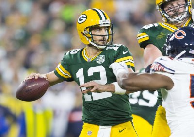 Report: Packers' Aaron Rodgers suffers knee injury on Sunday Night Football