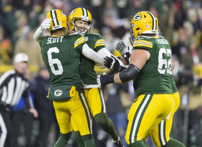 Packers Escape, Top 49ers 33-30 