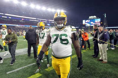 DL Mike Daniels to miss 'a few weeks' with foot injury