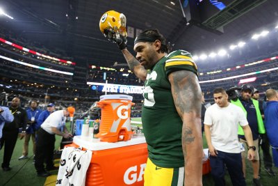 Julius Peppers hangs 'em up, salutes Packers fans 