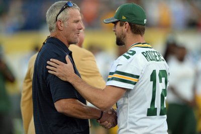 Favre: Let Aaron Rodgers 'play his game'