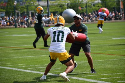 Rodgers praises Packers' 'competitive' WR room