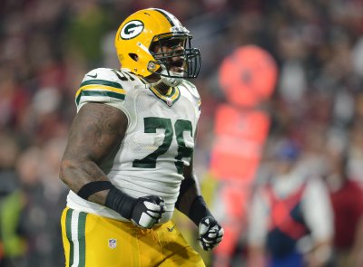 Mike Daniels signs with the Detroit Lions because of course 