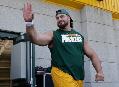 David Bakhtiari Supports Rodgers From Afar