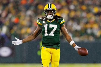Packers placing franchise tag on Davante Adams 
