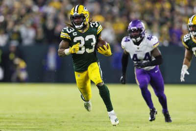 Three Reasons For the Packers To Keep Aaron Jones