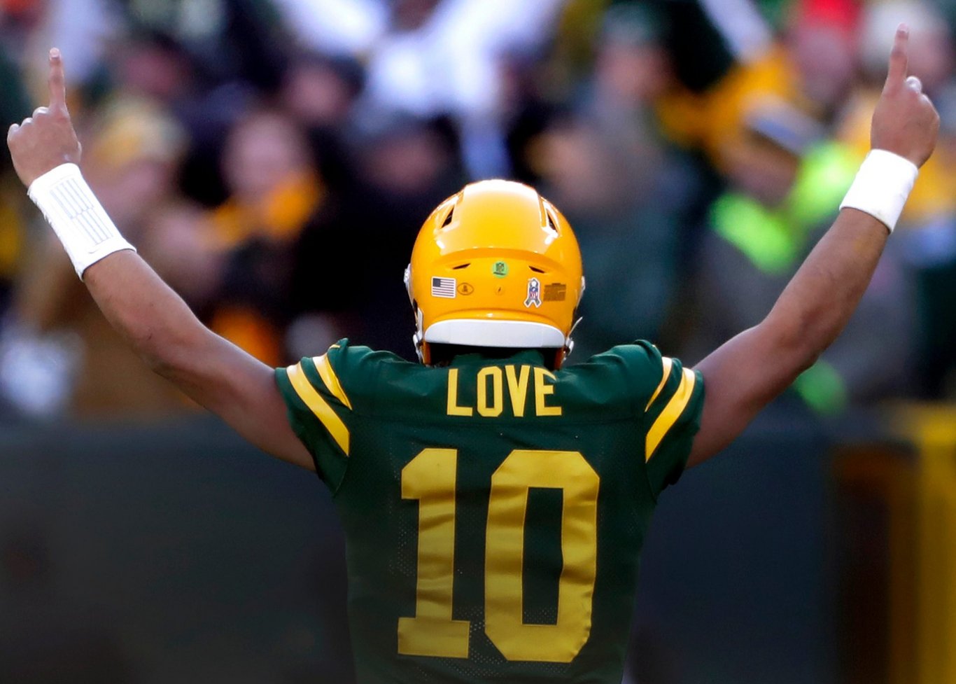 Green Bay Packers Quarterback Jordan Love Helps Stranded Fan